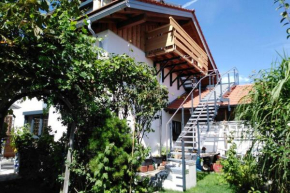 Komplette Dachwohnung mit Balkon und Bergblick